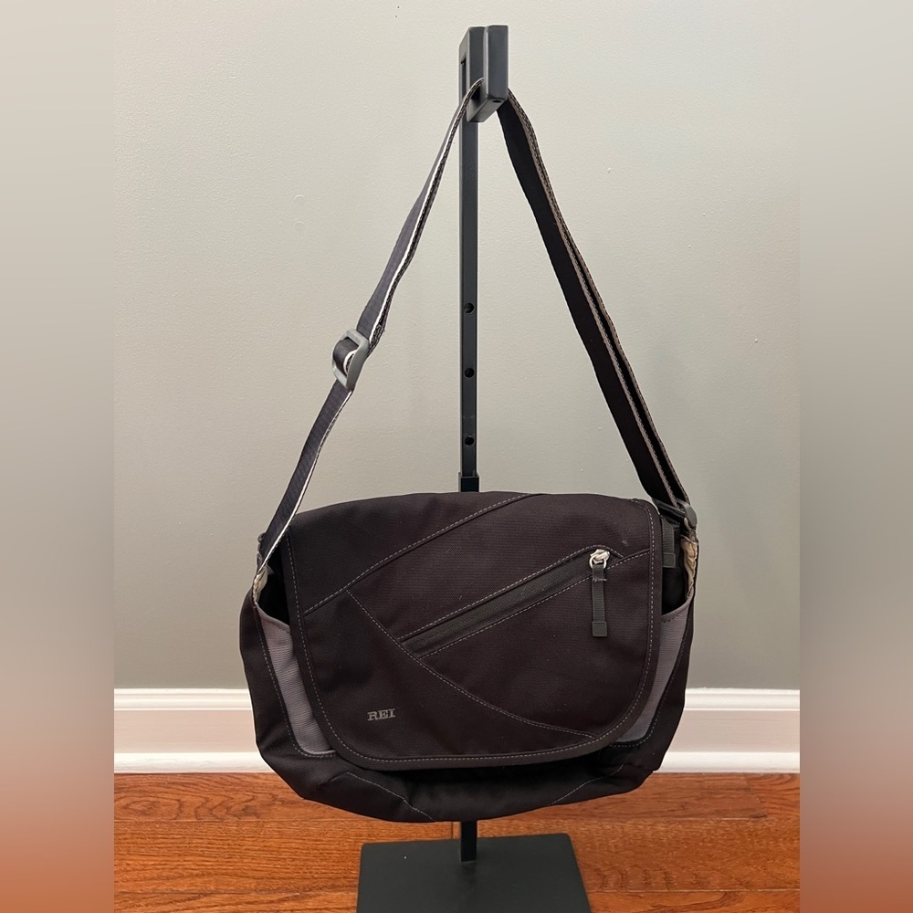 REI Crossbody Bag Black/Gray
